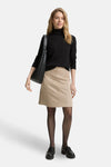 Korte beige rok van Tom Tailor, met verticale naden, gedragen met een zwarte trui, panty en zwarte schoenen.