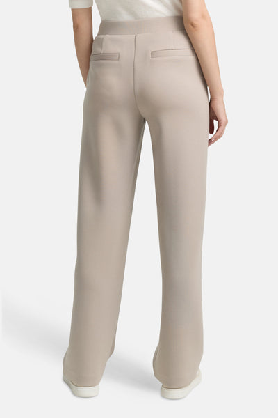 Beige joggingbroek, van Tom Tailor, met paspelzakken achter en een losse pasvorm.