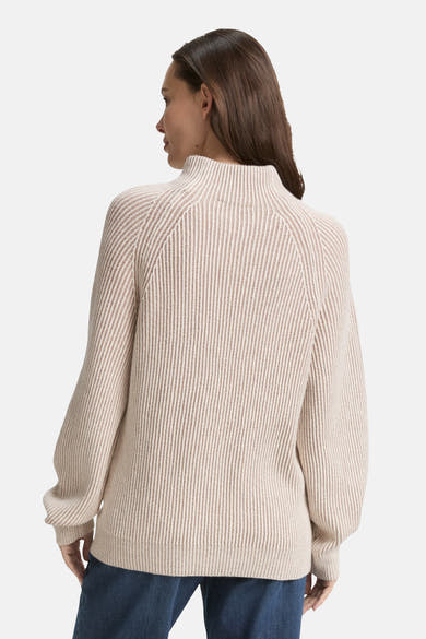 Pull beige en maille côtelée de Tom Tailor, avec un col montant et des manches longues raglan.
