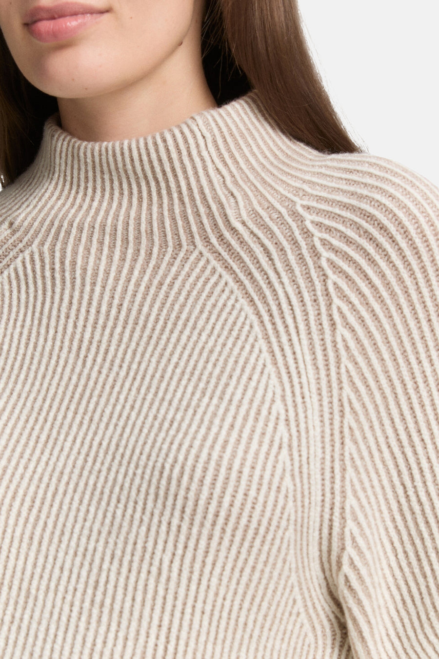 Beige gebreide trui met ribbels van Tom Tailor, met horizontale strepen op de voorkant en een opstaande kraag.