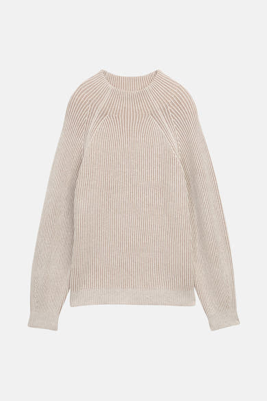 Beige geribde trui van Tom Tailor, met lange raglanmouwen op een effen gebroken witte achtergrond.