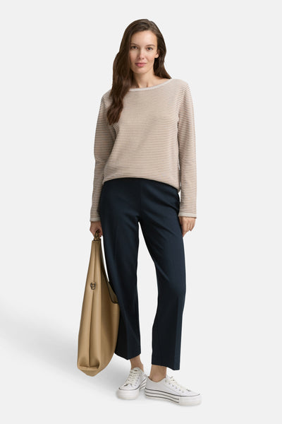 Beige ronde hals trui van Tom Tailor met een horizontaal strepenpatroon, gedragen met een marineblauwe broek.