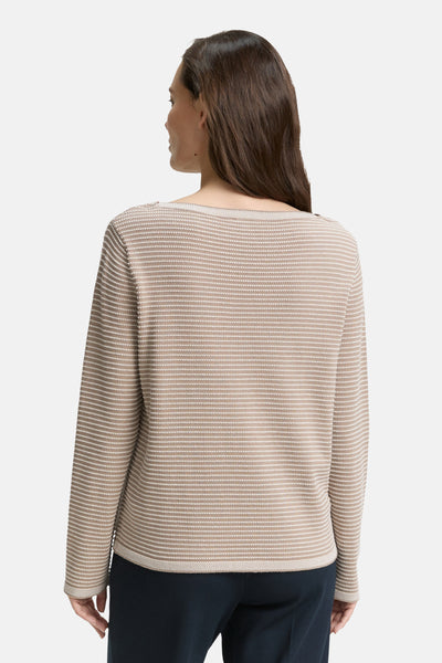 Beige ronde hals trui van Tom Tailor, met gestructureerd patroon van horizontale strepen, van achteren gezien.