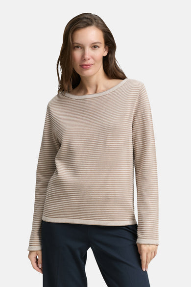 Beige trui met ronde hals van Tom Tailor, fijngebreid textuurpatroon, gedragen met een marineblauwe broek.