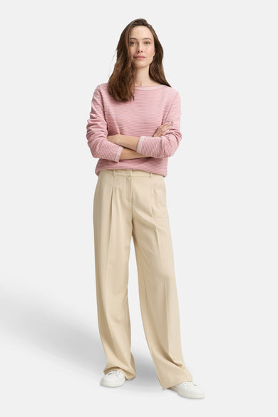 Roze gestreepte trui met ronde hals van Tom Tailor, gedragen met een beige broek met wijde pijpen en witte sneakers.