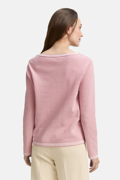 Roze rondehals trui van Tom Tailor, met horizontale strepen, gedragen met een beige broek, achtergezicht.