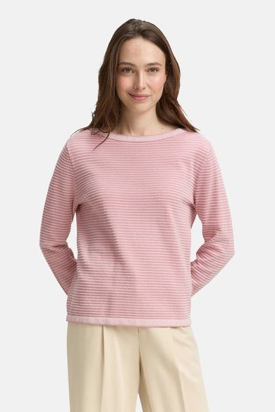 Roze trui met ronde hals van Tom Tailor, met geribbelde textuur, gedragen met een beige broek.
