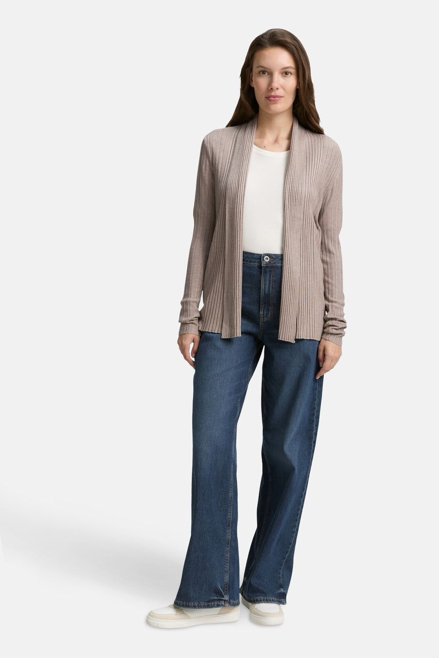 Beige geribd gilet van Tom Tailor, gedragen over een wit T-shirt met een wijde spijkerbroek en sneakers.