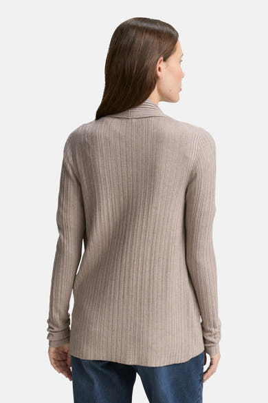 Beige ribgebreid vest van Tom Tailor, van achteren gezien, gedragen over een spijkerbroek.