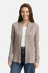 Beige geribd vest van Tom Tailor, gedragen over een wit T-shirt en een blauwe jeans.