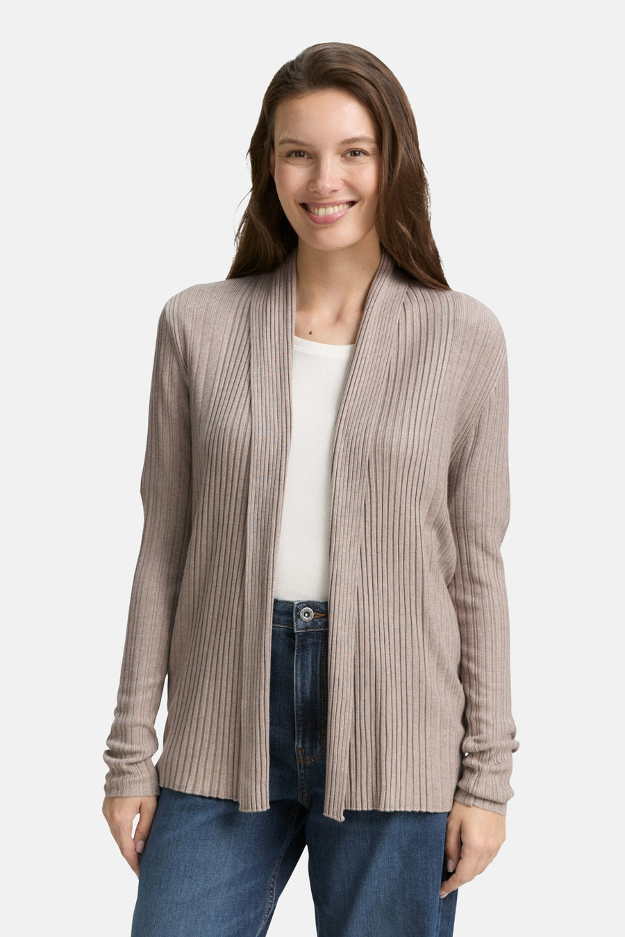 Beige geribd vest van Tom Tailor, gedragen over een wit T-shirt en een blauwe jeans.