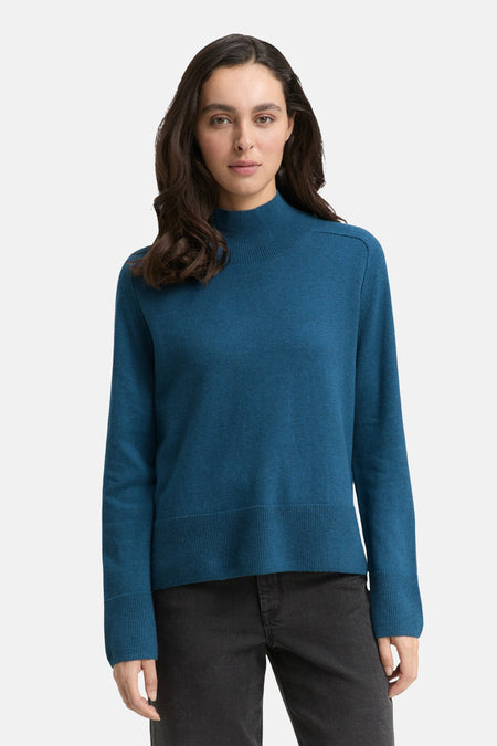 Blauwe coltrui van Tom Tailor met lange mouwen en geribbelde zoom, gedragen met een zwarte jeans
