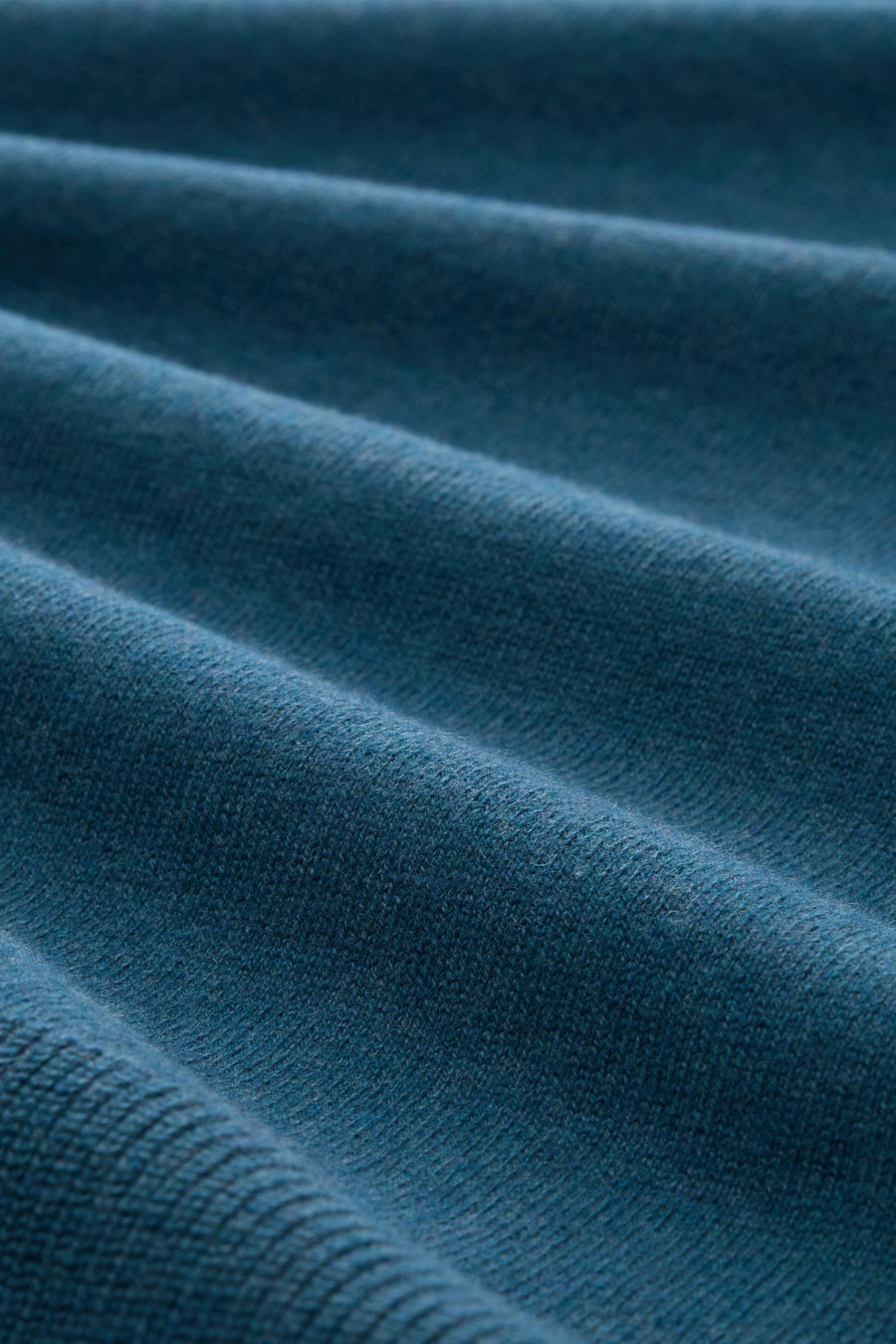 Tom Tailor blauwe coltrui met zachte plooien in een getextureerd breisel.