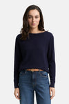 Pull bleu marine de Tom Tailor, porté avec un jean et une ceinture marron.
