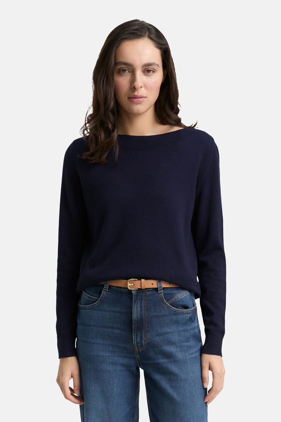 Pull bleu marine de Tom Tailor, porté avec un jean et une ceinture marron.
