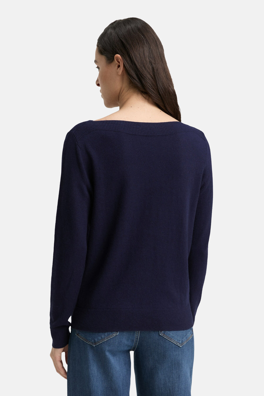 Pull bleu de Tom Tailor, col bateau, porté avec un jean en denim, vue de dos.
