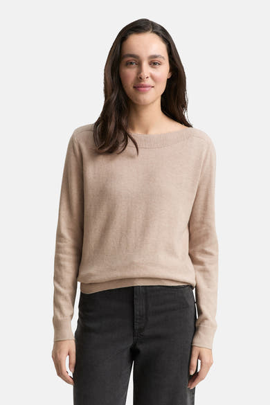 Pull beige de Tom Tailor, porté avec un jean noir.