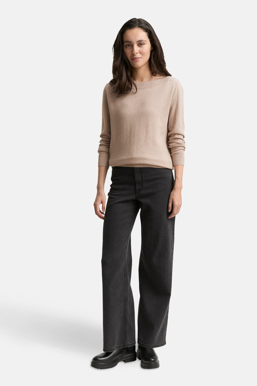 Pull beige de Tom Tailor, à manches longues et col bateau, porté avec un pantalon noir large.