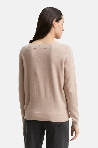 Pull beige de Tom Tailor, col bateau, porté avec un jean noir, vue de dos.