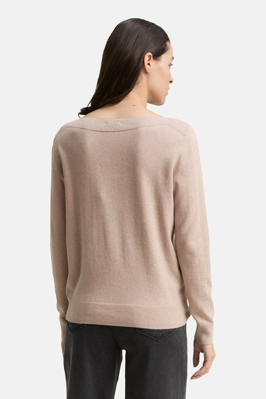 Pull beige de Tom Tailor, col bateau, porté avec un jean noir, vue de dos.