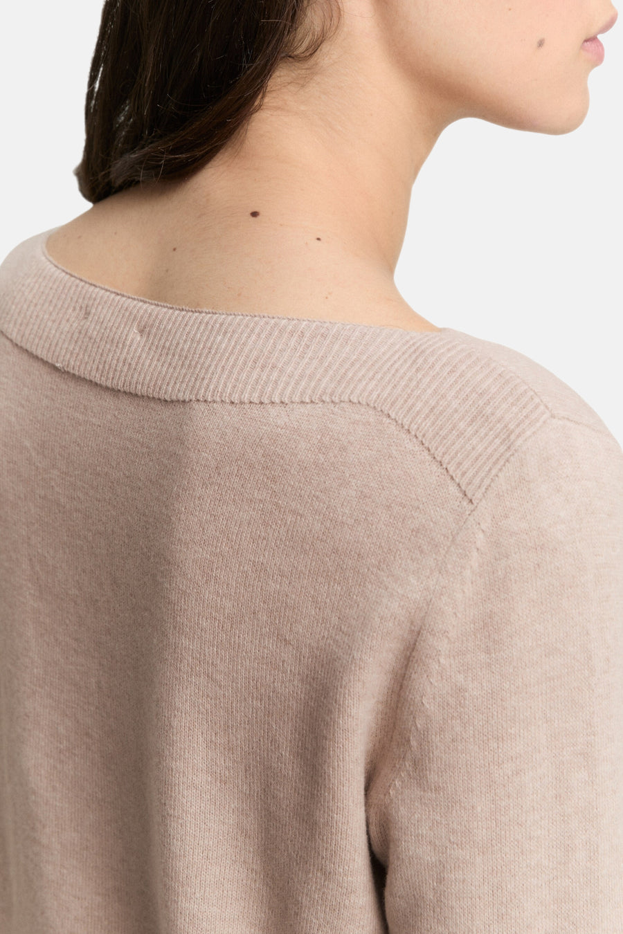 Pull beige par Tom Tailor, en tricot côtelé au niveau de l'encolure, sur fond neutre.