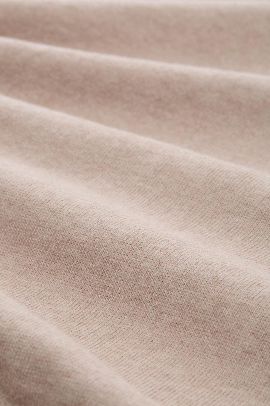 Pull beige de Tom Tailor, texture douce et plissée, en gros plan.