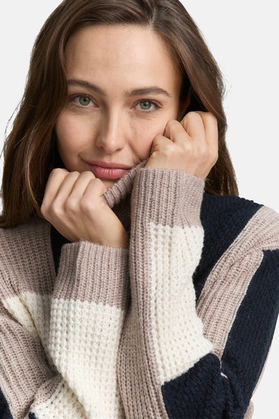 Pull col montant multicolore de Tom Tailor, rayures horizontales larges, maille texturée et manches longues.
