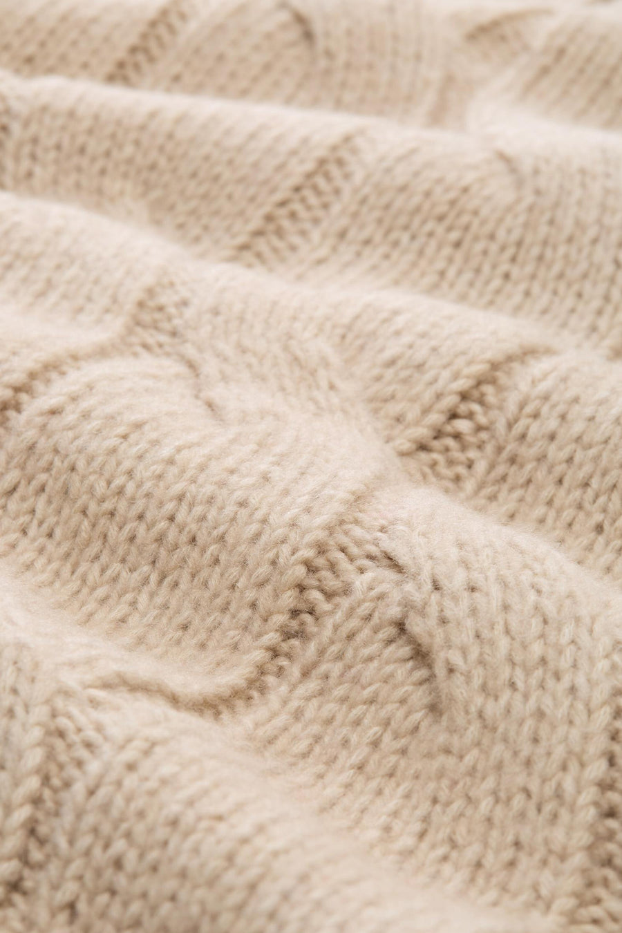 Beige hemdje van Tom Tailor, in getextureerd kabelbreisel met behaaglijke plooien.
