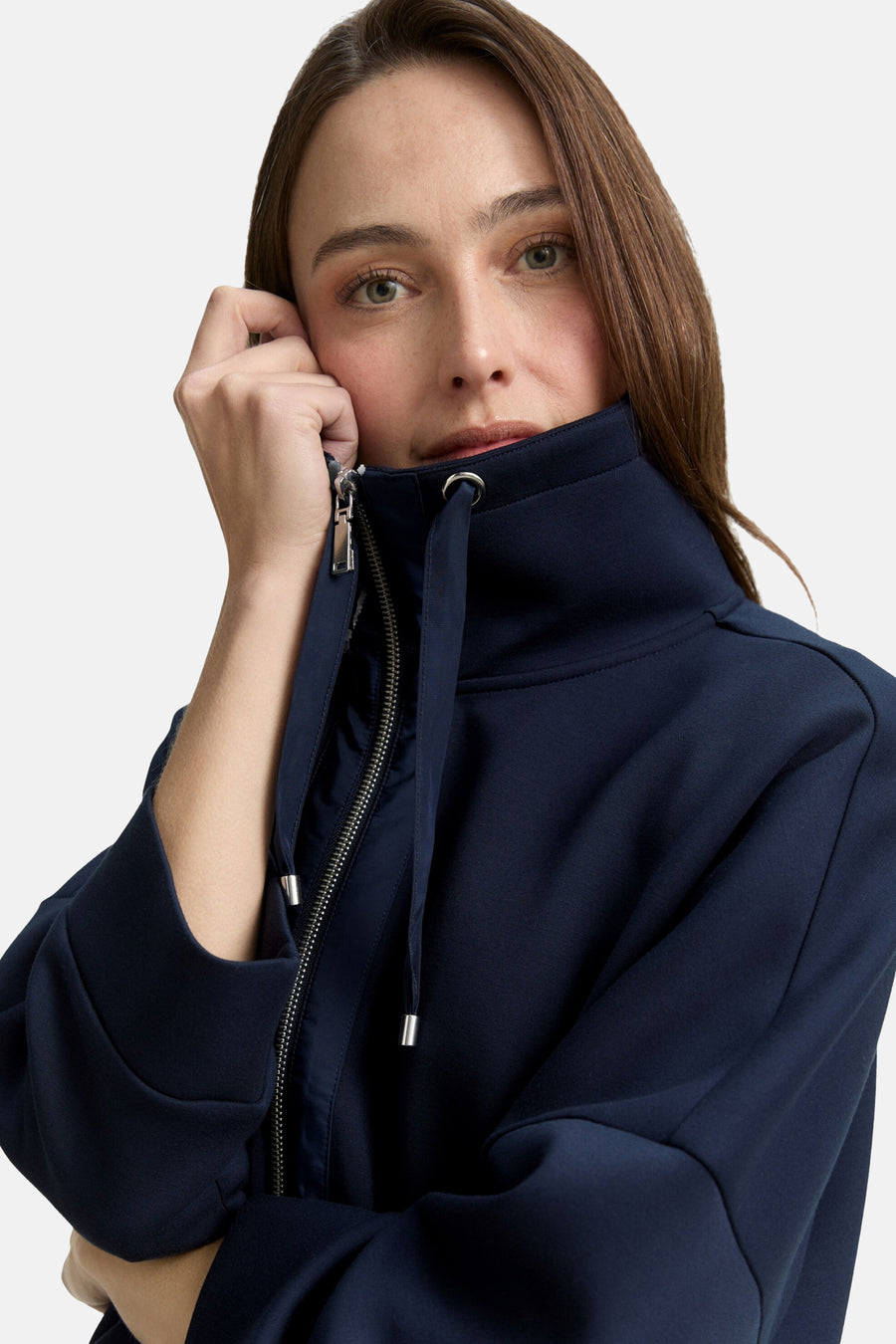 Cardigan bleu de Tom Tailor avec fermeture éclair et col montant porté par un mannequin.