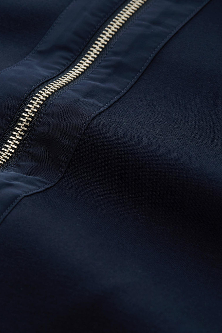 Cardigan bleu de Tom Tailor, avec fermeture éclair argentée et détails texturés.