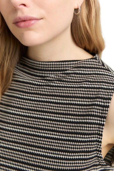 Top sans manches multicolore de Tom Tailor, à motif à carreaux horizontaux, porté avec des boucles d'oreilles argentées.