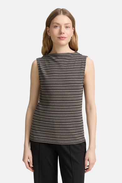 Multikleurig mouwloos topje van Tom Tailor, met een horizontaal strepenpatroon en gedragen met een zwarte broek.