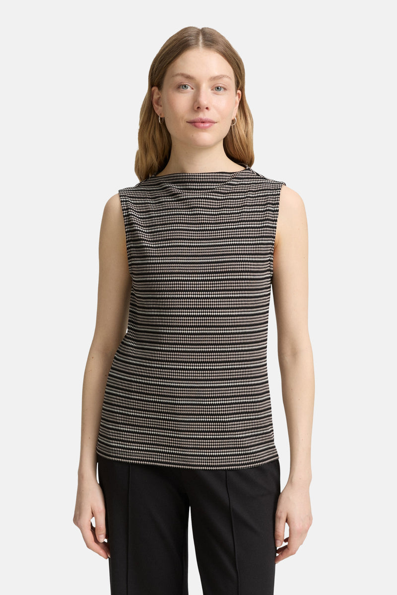Multikleurig mouwloos topje van Tom Tailor, met een horizontaal strepenpatroon en gedragen met een zwarte broek.