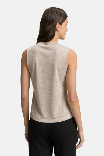 Beige mouwloze top van Tom Tailor, met opstaande kraag, gedragen met een zwarte broek, achterzicht.