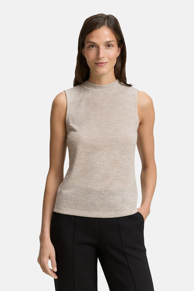Beige mouwloos topje van Tom Tailor, gedragen met een zwarte broek, op een effen achtergrond.