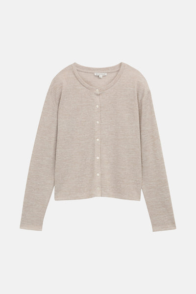 Cardigan beige en maille de Tom Tailor, avec fermeture boutonnée sur fond uni.