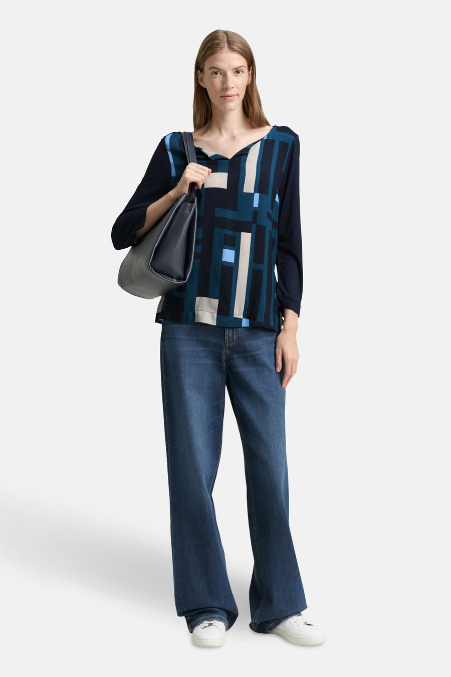 Multikleurig T-shirt met lange mouwen van Tom Tailor, met geometrisch patroon, gedragen met een wijde jeans.