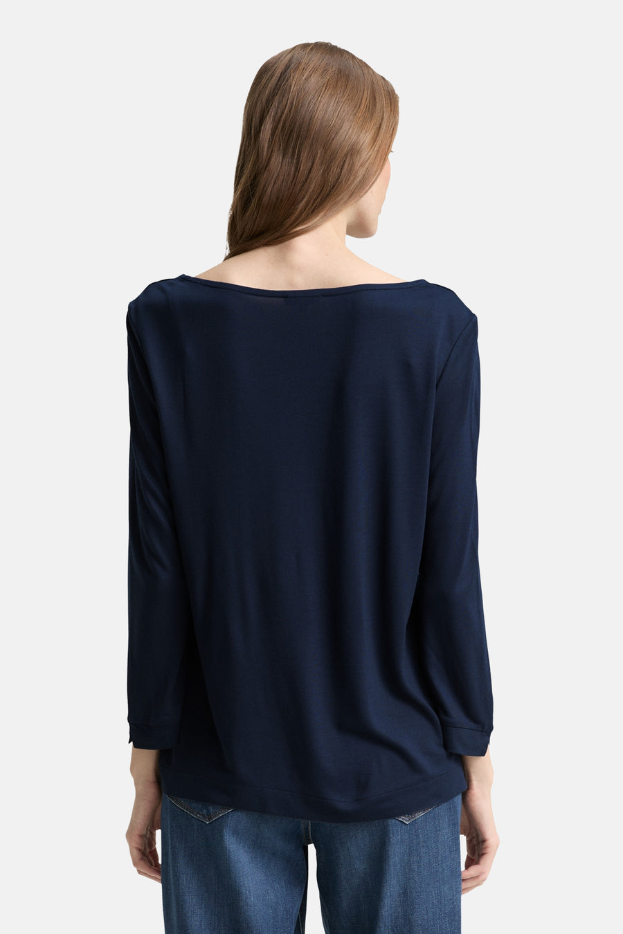 Marineblauw T-shirt met lange mouwen van Tom Tailor, rugdetail en casual pasvorm op een blauwe jeans.