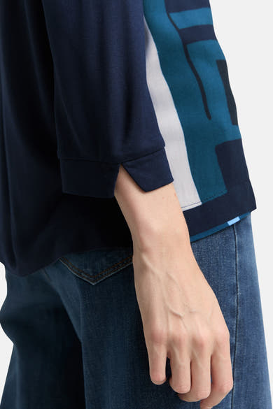 Multikleurig T-shirt van Tom Tailor, met blauwe en witte geometrische patronen, driekwartmouwen en een splitzoom.