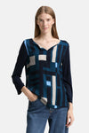 Multikleurig T-shirt met lange mouwen van Tom Tailor, met een blauw geometrisch patroon, gedragen met een spijkerbroek.