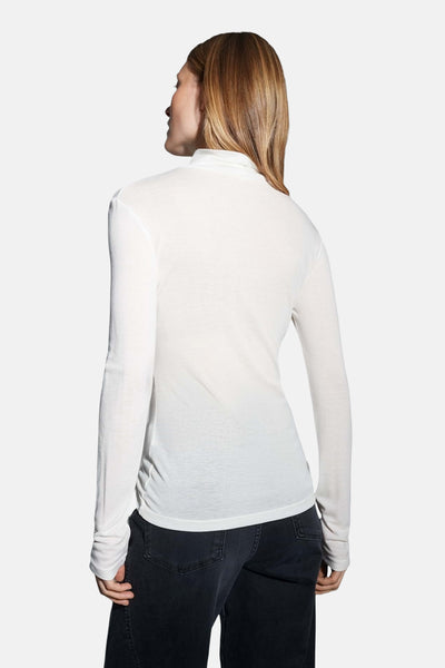 T-shirt à manches longues écru d'OPUS, porté avec un pantalon noir, vue de dos.