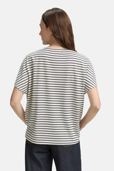 Multikleurig gestreept T-shirt met korte mouwen van Tom Tailor, gedragen met een donkere spijkerbroek, achtergezicht.