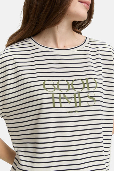 T-shirt à manches courtes multicolore de Tom Tailor, rayures horizontales avec imprimé texte graphique vert.