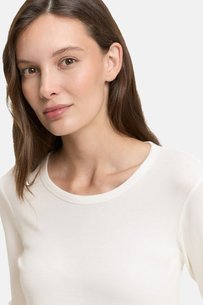 Effenchemise wit T-shirt met lange mouwen van Tom Tailor, gedragen door een vrouw met een lichte huidskleur.