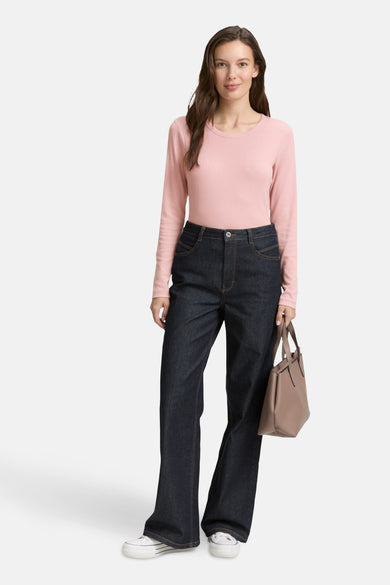 Roze T-shirt met lange mouwen van Tom Tailor, gedragen met een donkere spijkerbroek en een beige handtas.