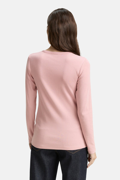 Roze T-shirt met lange mouwen van Tom Tailor, gedragen met een spijkerbroek, achtergezicht.