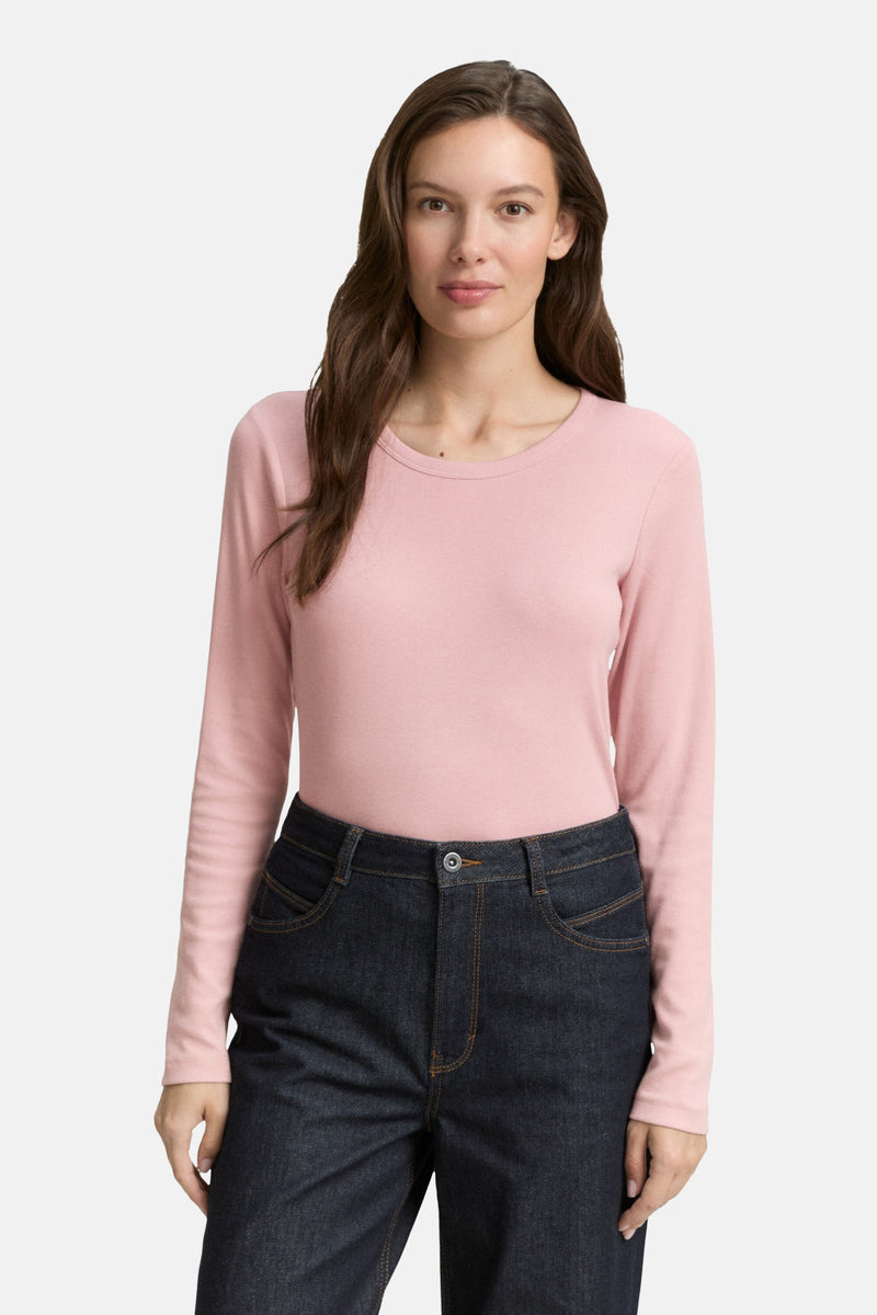 Roze T-shirt met lange mouwen van Tom Tailor gedragen met een donkere jeans met hoge taille.