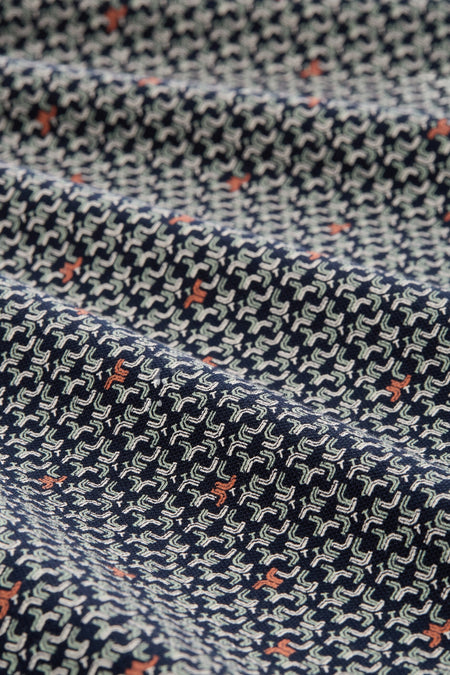 Polo multicolore à manches courtes de Tom Tailor, avec motif abstrait complexe et texture légèrement froissée.