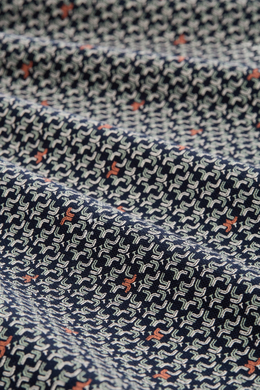 Polo multicolore à manches courtes de Tom Tailor, avec motif abstrait complexe et texture légèrement froissée.