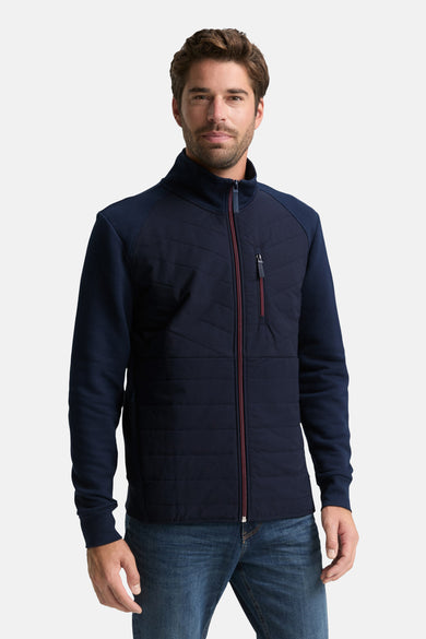 Blauwe Tom Tailor bodywarmer, met rode ritssluiting en ritszakken, gedragen met een spijkerbroek.